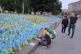 Na padlé vojáky se ve městě vzpomíná téměř na každém kroku. Dobrovolníci vybírají příspěvky na armádu, všude vlají ukrajinské vlajky a svítí národní barvy.