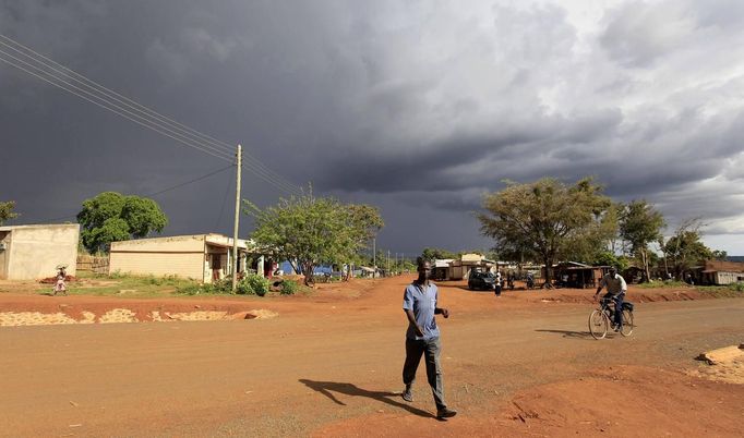 A man walks before a rainstorm in Kogelo village, the ancestral home of U.S. President Barack Obama in Nyangoma Kogelo, 430 km (367 miles) west of Kenya's capital Nairobi, November 5, 2012. Four years ago, Kogelo, and Africa in general, celebrated with noisy gusto when Obama, whose father came from the scattered hamlet of tin-roofed homes, became the first African-American to be elected president of the United States. Looking across the Atlantic to the November 6 presidential election, the continent is cooler now towards the "son of Africa" who is seeking a second term. There are questions too whether his Republican rival, Mitt Romney, will have more to offer to sub-Saharan Africa if he wins the White House. To match Analysis AFRICA-USA/ELECTION REUTERS/Thomas Mukoya (KENYA - Tags: SOCIETY POLITICS ELECTIONS USA PRESIDENTIAL ELECTION) Published: Lis. 5, 2012, 3:39 odp.