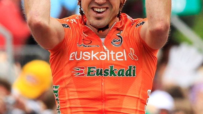 Španělský cyklista Jon Izagirre Insausti slaví etapový triumf na Giro d´Italia