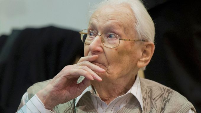 Bývalý člen jednotek SS Oskar Gröning čelí obvinění z podílu na smrti 300 000 Židů.