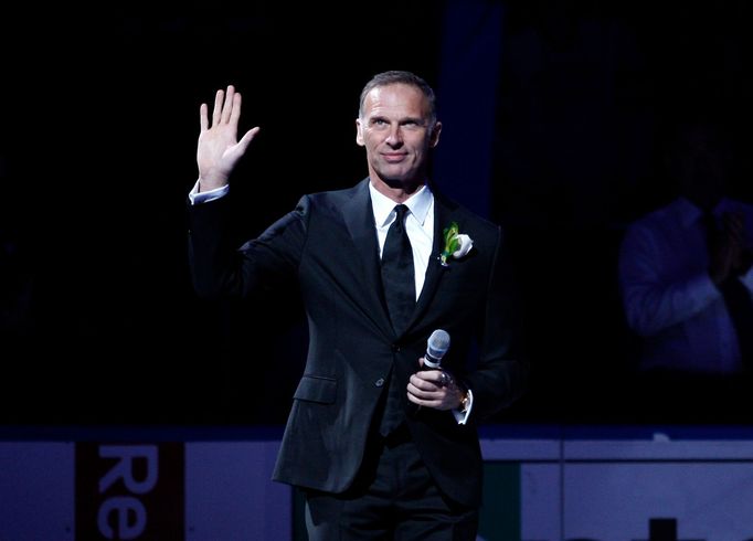 Dominik Hašek při slavnostním ceremoniálu, když Buffalo vyvěšovalo jeho dres pod strop arény.