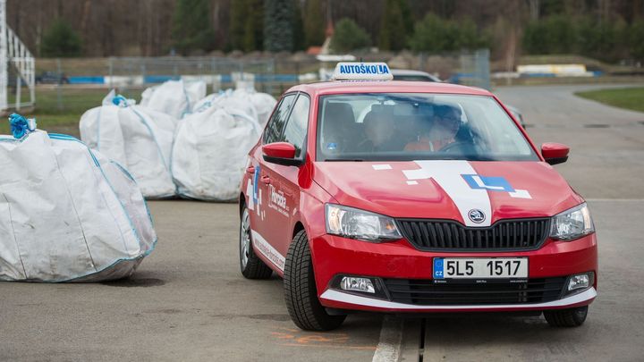 Potřebujeme pomoc státu. Se zákazem činnosti se potýkají také autoškoly