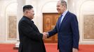 Severokorejský lídr Kim Čong-un a ruský ministr zahraniční Sergej Lavrov na archivním snímku během návštěvy KLDR v říjnu 2023.
