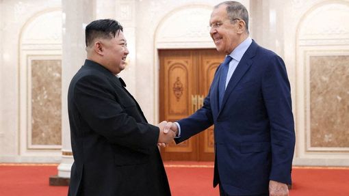 Severokorejský lídr Kim Čong-un a ruský ministr zahraniční Sergej Lavrov na archivním snímku během návštěvy KLDR v říjnu 2023.