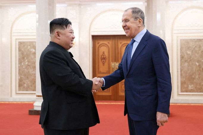 Severokorejský lídr Kim Čong-un a ruský ministr zahraniční Sergej Lavrov na archivním snímku během návštěvy KLDR v říjnu 2023.