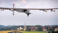 Jednomístný letoun Solar Impulse 2 se vypravil na 35 000 kilometrů dlouhou cestu kolem světa. Pohánět ho bude výlučně sluneční svit.