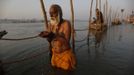 A Hindu devotee prays before taking a dip in the waters of the holy Ganges river ahead of the "Kumbh Mela" (Pitcher Festival) in the northern Indian city of Allahabad January 11, 2013. During the festival, Hindus take part in a religious gathering on the banks of the river Ganges. "Kumbh Mela" will return to Allahabad in 12 years. REUTERS/Ahmad Masood (INDIA - Tags: RELIGION TPX IMAGES OF THE DAY) Published: Led. 11, 2013, 10:24 dop.