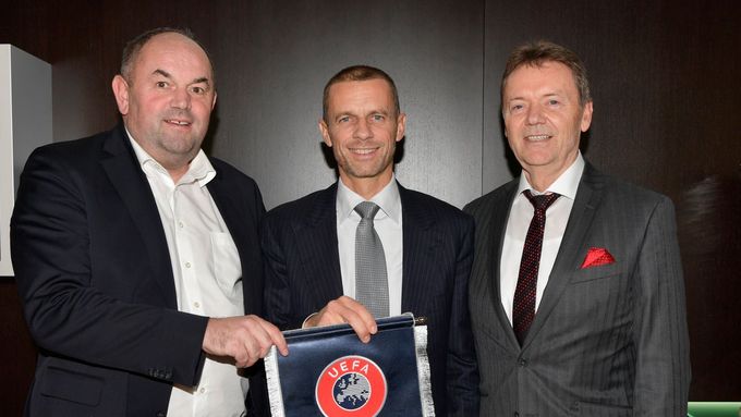 To byli ještě pospolu a oba na svobodě. Vlevo Miroslav Pelta, vpravo Roman Berbr. Muž uprostřed je Aleksander Čeferin, úřadující prezident UEFA