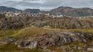 Zde zase vidíte malebné městečko Sisimiut (dříve Holsteinsborg), které leží na pobřeží Davisova průlivu - Labradorského moře. Sisimiut je druhým největším městem Grónska, přestože v něm trvale nežije ani šest tisíc lidí.