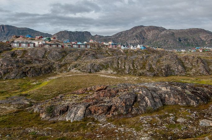 Zde zase vidíte malebné městečko Sisimiut (dříve Holsteinsborg), které leží na pobřeží Davisova průlivu - Labradorského moře. Sisimiut je druhým největším městem Grónska, přestože v něm trvale nežije ani šest tisíc lidí.