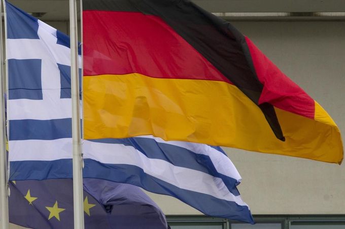 Vlajky Řecka a Německa na stožárech před budovou německého kancléřství.