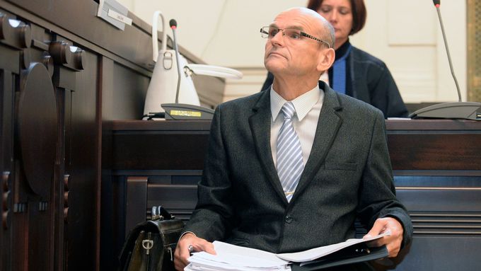 Soudce Ivan Elischer při přednesu obžaloby.