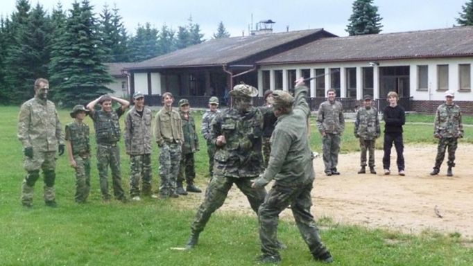 Airsoftové tábory již nenabízejí jen "střílečku pro zábavu", ale i základy z vojenského výcviku, třeba kurz sebeobrany.