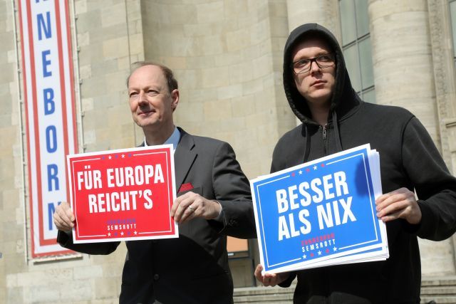 "Na Evropu dobrý" a "Lepší než nic" - letošní volební slogany Die Partei.