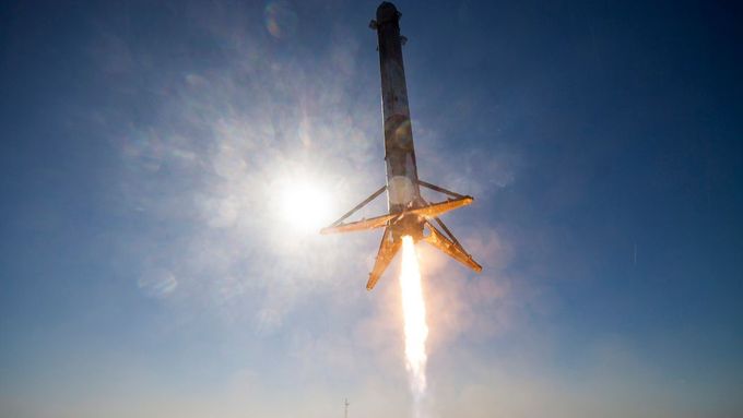 Raketa Falcon 9 při přistání na mořské plošině.
