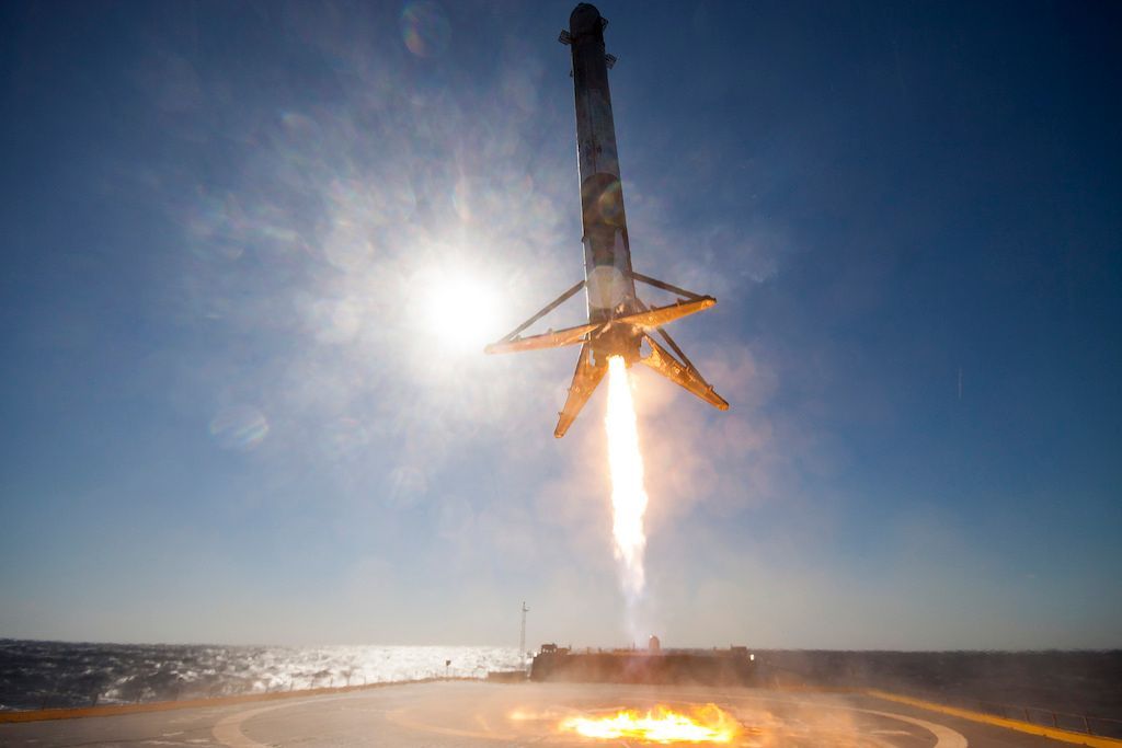 Přistání rakety Falcon 9 společnosti SpaceX na moři
