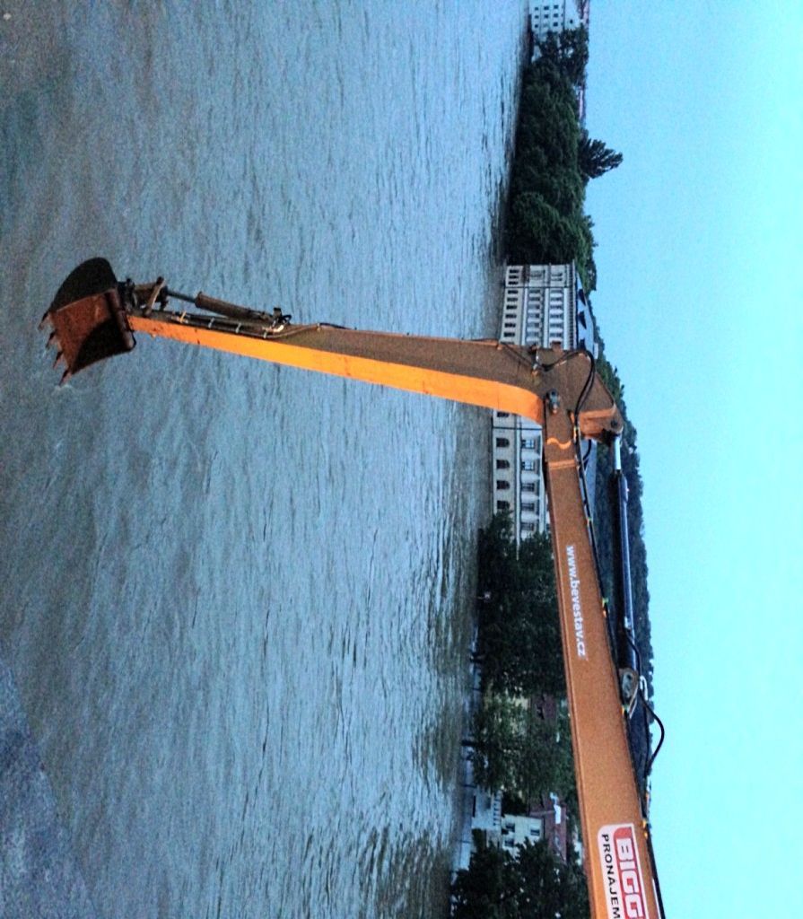 Povodeň červen 2013 - Bagr jede zachraňovat Karlův most
