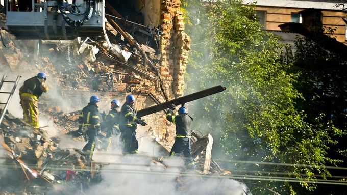 Záchranáři likvidují následky ruského dronového útoku na Kyjev (říjen 2022), ilustrační foto.