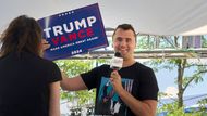 Kirk, spoluzakladatel a generální ředitel společnosti Turning Point USA, byl Vanceovým blízkým důvěrníkem jak osobně, tak i politicky. Jejich přátelství sahalo od rané skepse ohledně volby Donalda Trumpa v roce 2016 prezidentem až do vrcholu kampaně v roce 2024. Na snímku Charlie Kirk držící transparent na podporu Donalda Trumpa a J. D. Vance během třetího dne Republikánského národního sjezdu roku 2024 ve Wisconsinu.