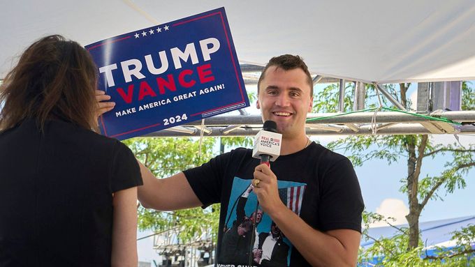 Pravicový aktivista Charlie Kirk, zastřelený při projevu na univerzitě v Utahu.