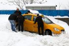 Ve středním a severním Turecku sníh odřízl od světa stovky vesnic. V pěti ze 79 tureckých provincií jsou uzavřeny školy.