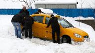 Ve středním a severním Turecku sníh odřízl od světa stovky vesnic. V pěti ze 79 tureckých provincií jsou uzavřeny školy.