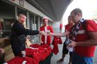 Fanklub Slavie prodával všem pochodujícím speciální trička pro tento zápas. Podle kotelníků si červené tričko koupilo více než 850 sešívaných.