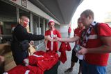 Fanklub Slavie prodával všem pochodujícím speciální trička pro tento zápas. Podle kotelníků si červené tričko koupilo více než 850 sešívaných.