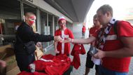 Fanklub Slavie prodával všem pochodujícím speciální trička pro tento zápas. Podle kotelníků si červené tričko koupilo více než 850 sešívaných.