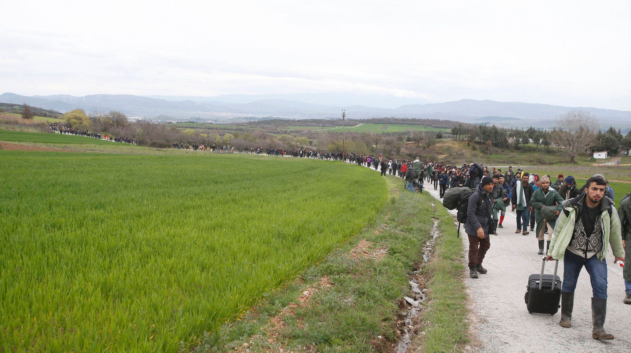 Stovky běženců z Idomeni se vydaly přes makedonskou hranici