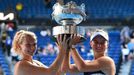 Barbora Krejčíková a Kateřina Siniaková slaví s trofejí pro vítězky Australian Open 2022