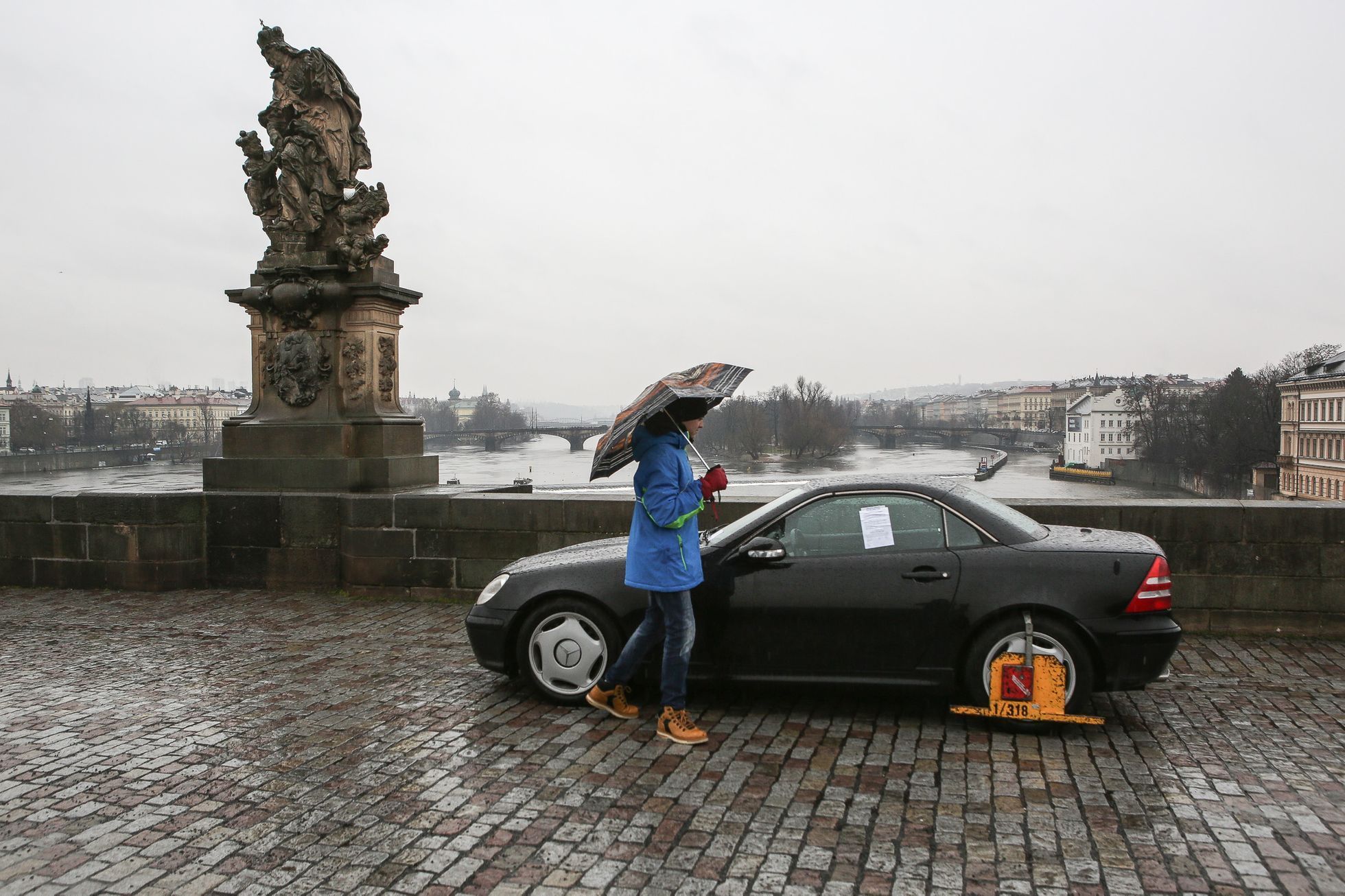 Auto, Karlův most, Protest / demonstrace proti vládním koronavirovým opatřením, blokáda Úřadu vlády, otevřené Česko
