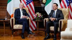 Americký prezident Joe Biden při návštěvě Irska s jeho premiérem Leo Varadkarem
