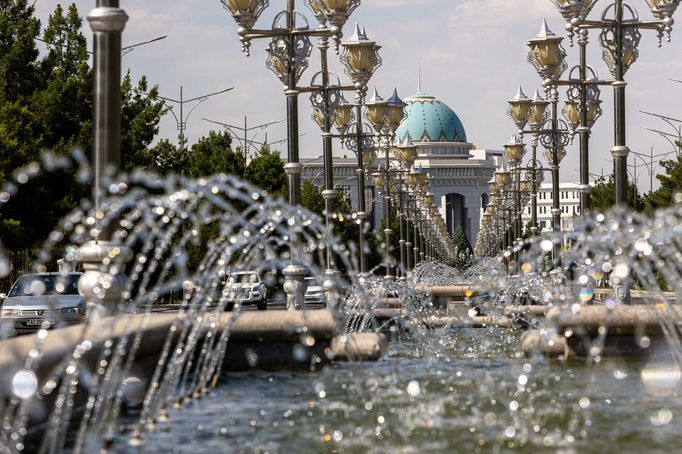 "Turkmenistán, stát, který by byl skvělou parodií, kdyby nebyl skutečný." Dan Přibáň píše z cest do žlutou žábou.