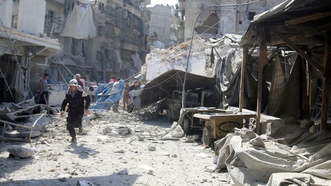 Tržiště ve východní části Aleppa po náletu.