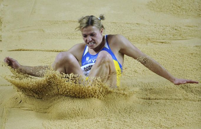 Olympijská vítězka z Pekingu Ukrajinka Natallia Dobryňská při skoku do dálky