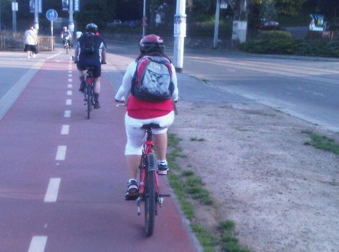 Cyklisti na Rašínově nábřeží v den stávky kolem sedmé ráno