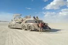 Čech staví fascinující stroje pro americký festival Burning Man. Z hasicího auta jsou zvedací sáně