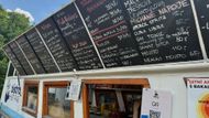 "Po rybě si všichni nejvíce chválí právě naše záchody," říká drobná blondýna s úsměvem a dodává: "A také pivo z Rakovníka, limonády z domácí produkce nebo prostor na hraní pro děti."