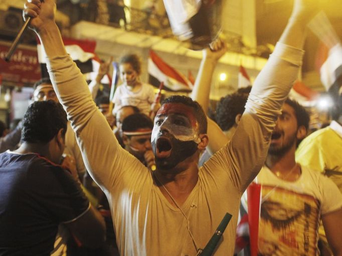 Anti-Mursi protesters chant as they celebrate near Tahrir square after the announcement of the removal from office of Egypt's deposed President Mohamed Mursi in Cairo, July 3, 2013. Mursi, toppled by the military on Wednesday, is being held by the authorities, a Muslim Brotherhood spokesman and a security official said on Thursday. REUTERS/Asmaa Waguih (EGYPT - Tags: POLITICS CIVIL UNREST) Published: Čec. 4, 2013, 1:29 dop.