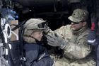 Foto: Američtí vojáci míří k hranicím Česka. Bez protestů