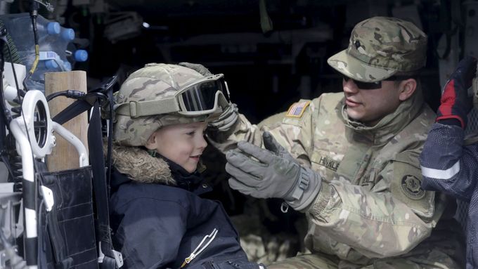 Foto: Američtí vojáci míří k hranicím Česka. Bez protestů