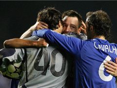 Třetí brankář Chelsea Henrique Hilario se po možná životní výhře nad FC Barcelonou raduje s Johnem Terrym a Ricardem Carvalhem.