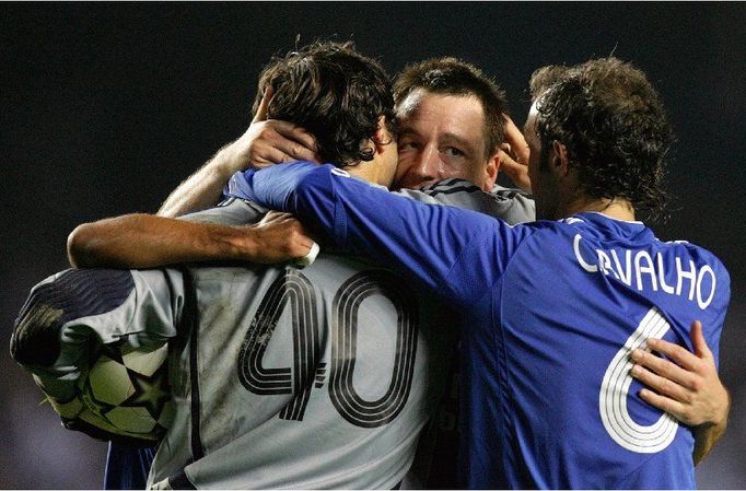 Třetí brankář Chelsea Henrique Hilario se po možná životní výhře nad FC Barcelonou raduje s Johnem Terrym a Ricardem Carvalhem.