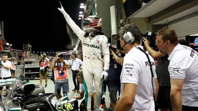 Lewis Hamilton slaví pole position v Singapuru.