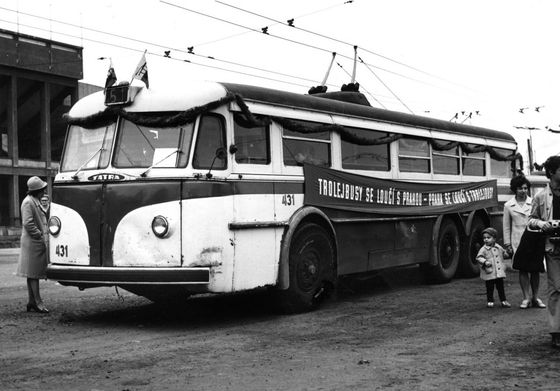 Poslední trolejbus vyjel 15. října 1972. Přesně po 50 letech se do provozu vrací.