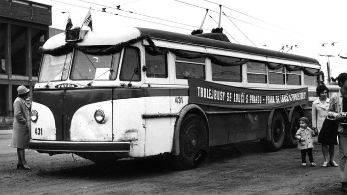 Trolejbus Tatra 400 na své poslední jízdě 15. října 1972.