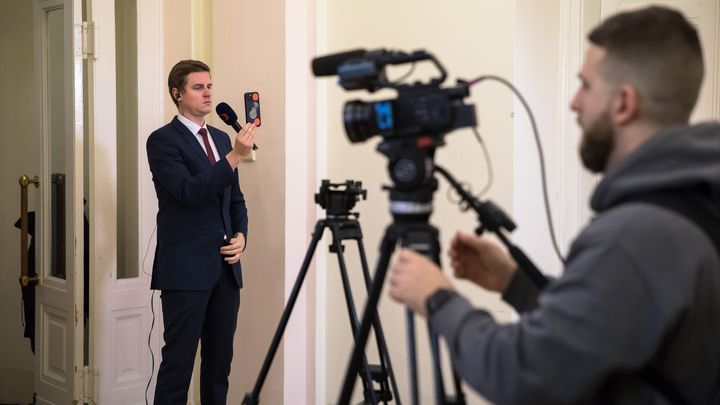 Průzkum: Více než polovina Čechů se vyhýbá zprávám o Ukrajině. Nejvíce věří rozhlasu