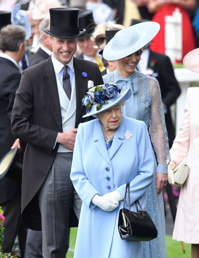 Královna Alžběta se svým vnukem princem Willamem a jeho ženou Kate na dostizích v Ascotu (18. června 2019)
