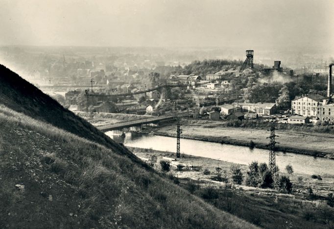 Hrušov. V pozadí důl Hubert / Stachanov v Hrušově. Těžba zde probíhala v letech 1855–1966.